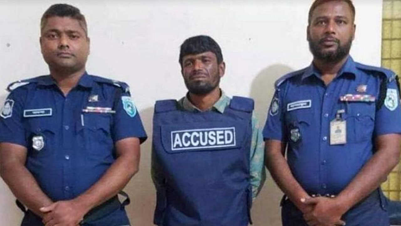 রাধাপদ রায়ের ওপর হামলার ঘটনায় গ্রেপ্তার অভিযুক্ত যুবক রফিকুল ইসলাম।