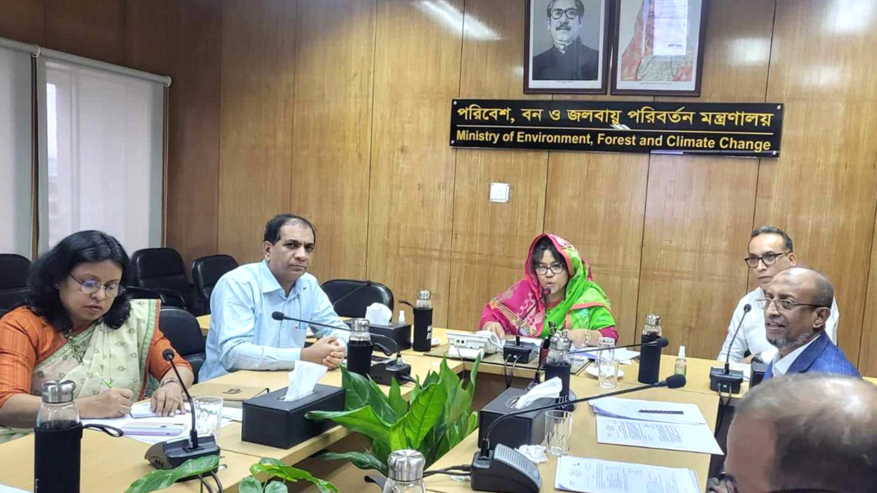 শব্দদূষণ রোধে সচেতনতা বৃদ্ধির লক্ষ্যে পরিবেশ, বন ও জলবায়ু পরিবর্তন মন্ত্রণালয়ে অনুষ্ঠিত আন্তঃমন্ত্রণালয় সভায় অতিথিরা। ছবি : কালবেলা