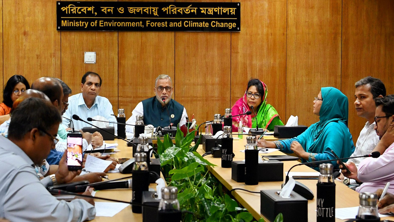 পরিবেশ, বন ও জলবায়ু পরিবর্তন মন্ত্রণালয়ের সম্মেলন কক্ষে সংবাদ সম্মেলনে অতিথিরা। ছবি : কালবেলা