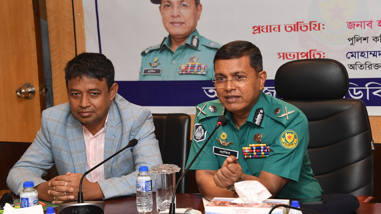 ডিবি কার্যালয় পরিদর্শন শেষে ঊর্ধ্বতন কর্মকর্তাদের সাথে মতবিনিময় সভায় কমিশনার হাবিবুর রহমান। ছবি : কালবেলা
