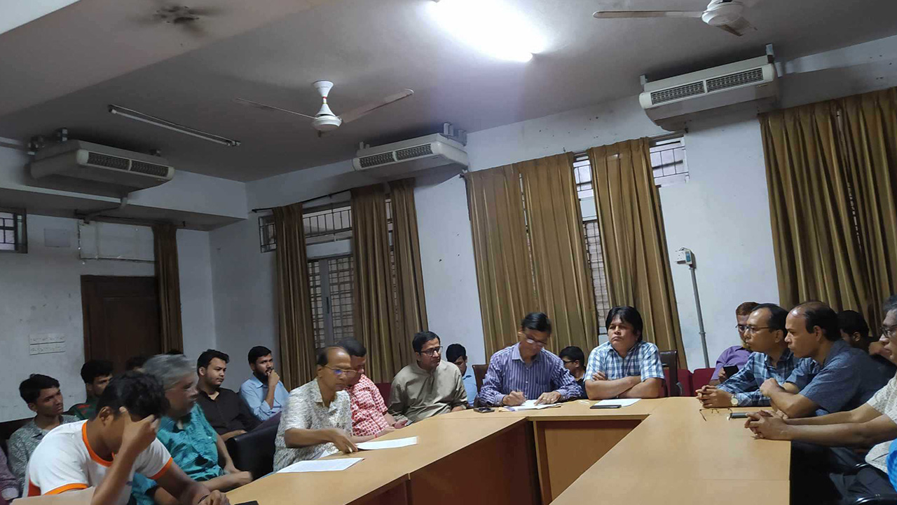 জগন্নাথ বিশ্ববিদ্যালয় শিক্ষক সমিতির লাউঞ্জে সংবাদ সম্মেলন।ছবি : কালবেলা