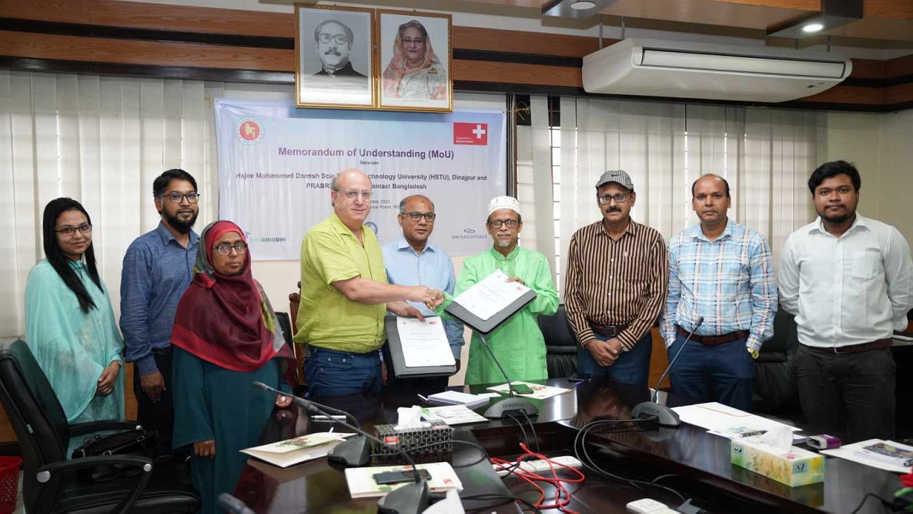 বিশ্ববিদ্যালয়ের সভাকক্ষে আয়োজিত এক অনুষ্ঠানে এ চুক্তি স্বাক্ষর হয়। সৌজন্য ছবি