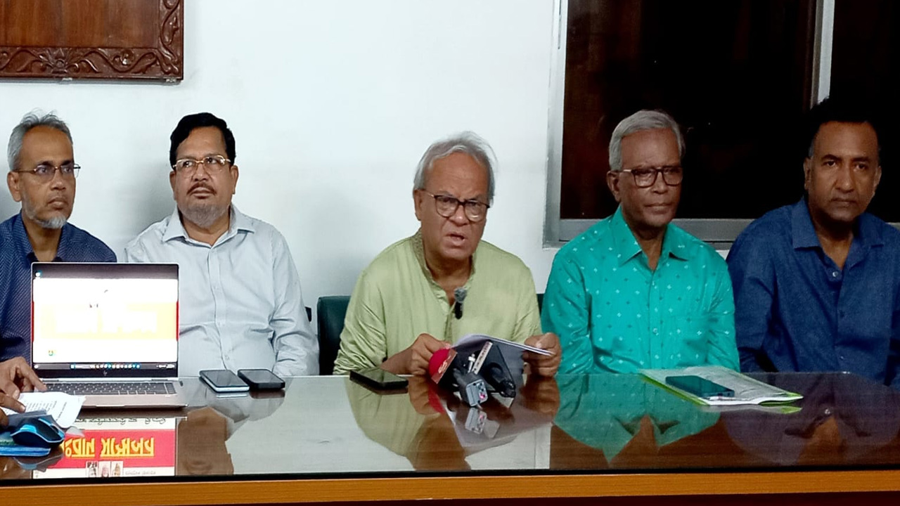 বৃহস্পতিবার নয়াপল্টনে দলের কেন্দ্রীয় কার্যালয়ে সংবাদ সম্মেলনে বক্তব্য দেন রুহুল কবির রিজভী। ছবি : কালবেলা