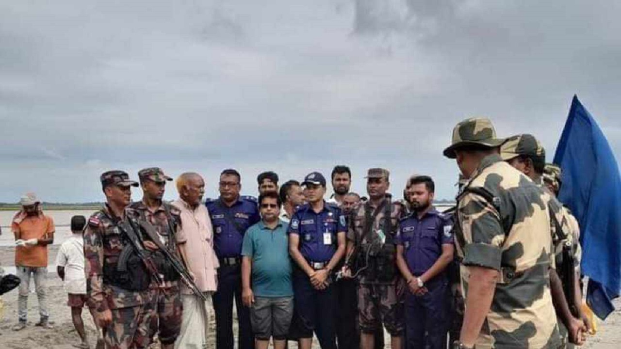 সিকিমে প্রবল বৃষ্টিতে সৃষ্ট আকস্মিক বন্যায় নিখোঁজ ব্যক্তির মরদেহ বুঝে নিচ্ছেন বিএসএফ সদস্যরা। ছবি : কালবেলা
