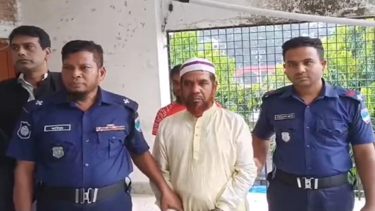 আদালত চত্বরে স্ত্রীকে হত্যার দায়ে মৃত্যুদণ্ডপ্রাপ্ত আসামি ফন্টু মণ্ডল। ছবি : কালবেলা