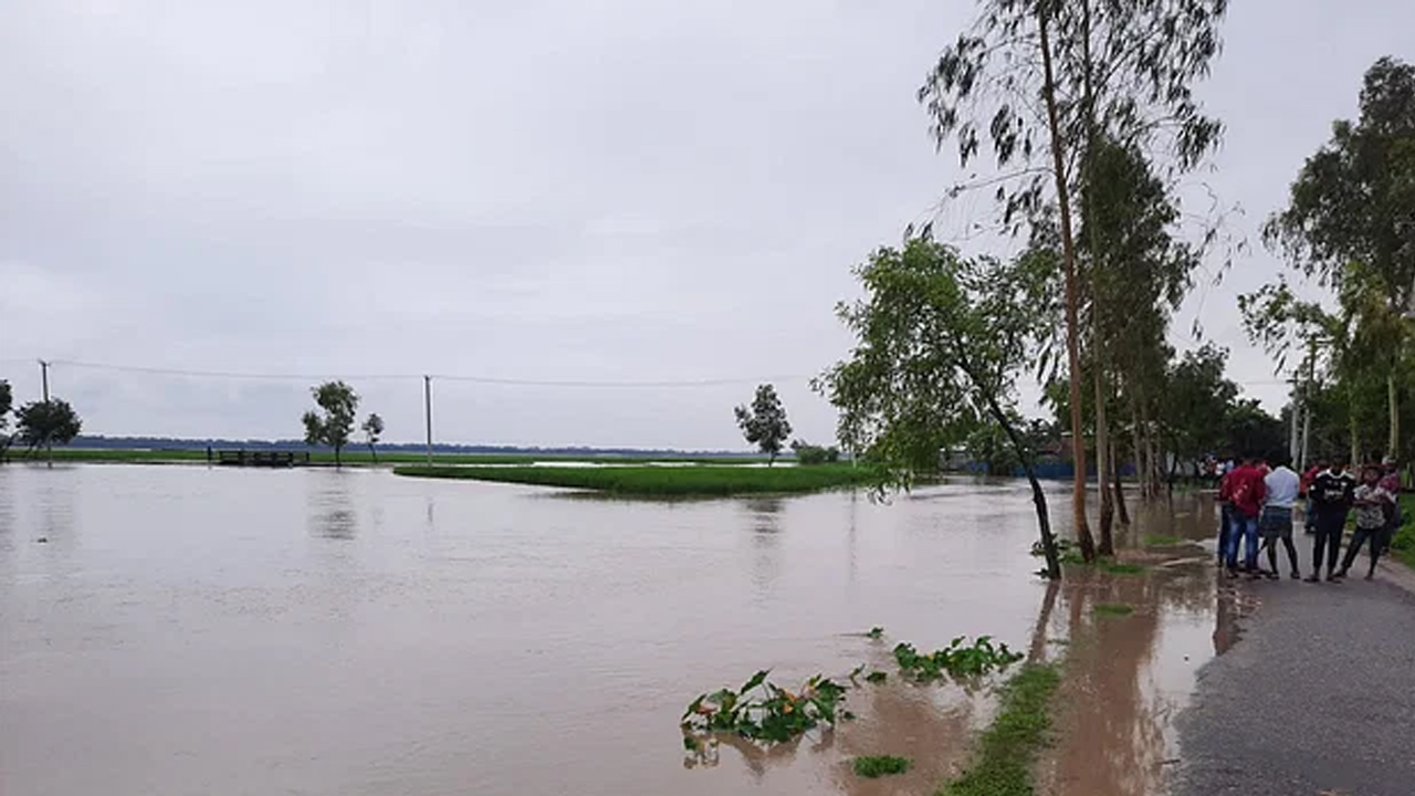 উজান থেকে নেমে আসা পাহাড়ি ঢলে তিস্তা নদীর পানি বাড়ছে। ছবি : সংগৃহীত