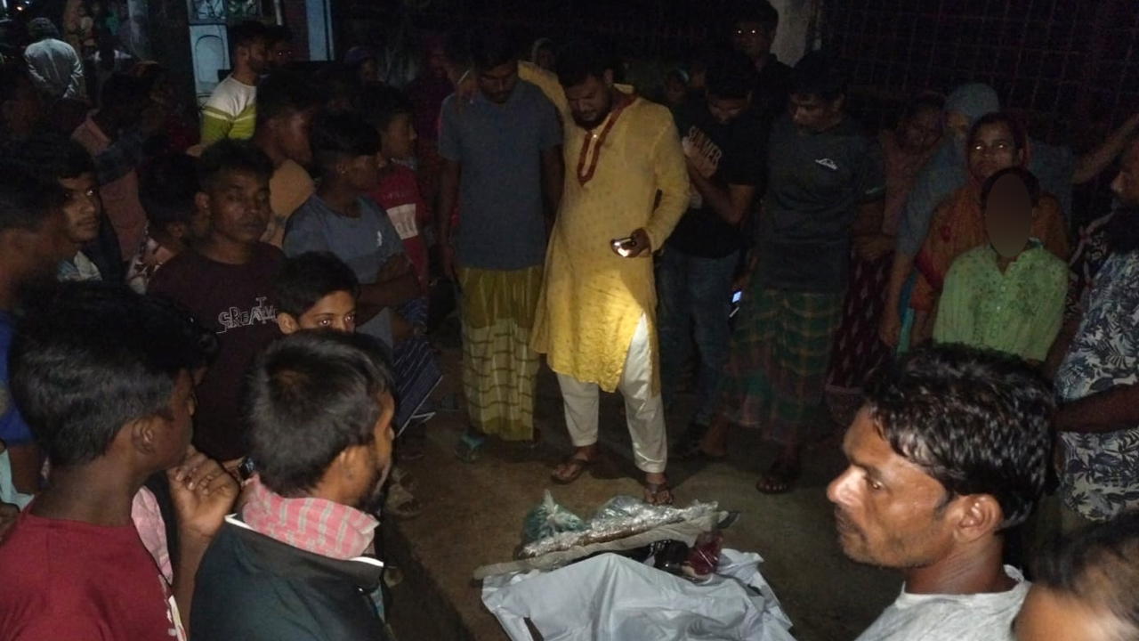 মরদেহ ঘিরে উৎসুক জনতার ভিড়। ছবি : কালবেলা