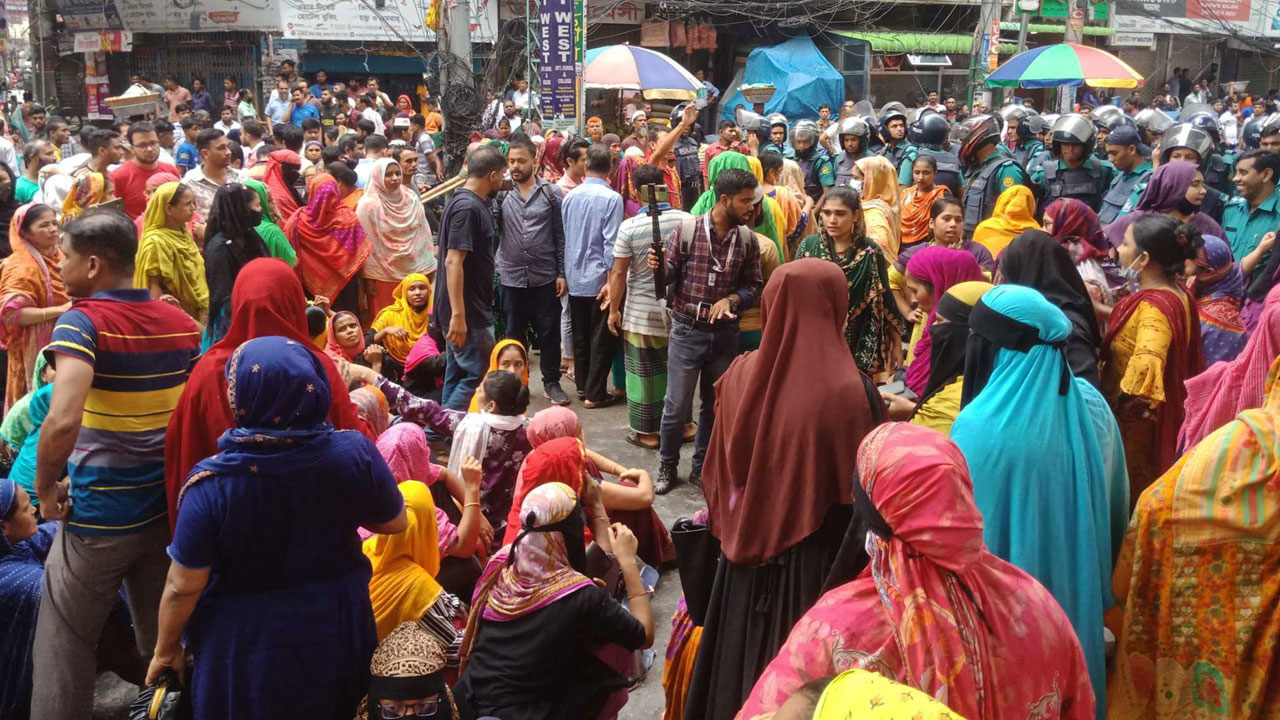 রাজধানীর মিরপুরের শেওড়াপাড়া এলাকায় জে কে ফ্যাশন গার্মেন্টসের শ্রমিকরা সড়ক অবরোধ করেছেন। ছবি : সংগৃহীত