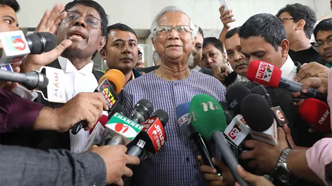 দুদকের প্রধান কার্যালয় থেকে বেরিয়ে সাংবাদিকদের সঙ্গে কথা বলেন ড. মুহাম্মদ ইউনূস। ছবি : সংগৃহীত