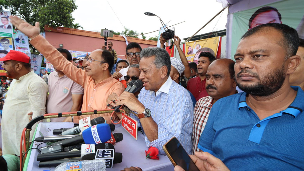 কুমিল্লা থেকে চট্টগ্রাম অভিমুখে বিএনপির রোডমার্চের প্রারম্ভিক সভায় বক্তব্য রাখছেন আমীর খসরু। ছবি : কালবেলা