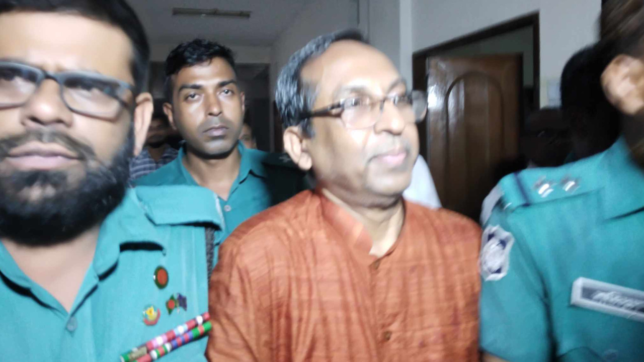 মোহাম্মদ ইশতিয়াক মাহমুদকে ঢাকার মেট্রোপলিটন ম্যাজিস্ট্রেট আদালতে হাজির করা হয়। ছবি : কালবেলা
