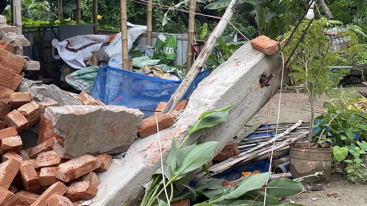 কেরানীগঞ্জে ভেঙে ফেলা হয়েছে মুক্তিযোদ্ধার বাড়ির সীমানা প্রাচীর। ছবি : কালবেলা