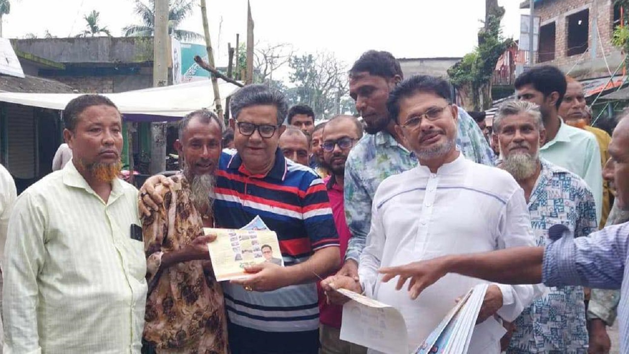 লিফলেট বিতরণ করছেন সাতক্ষীরা-৪ আসনের সংসদ সদস্য এস এম জগলুল হায়দার। ছবি : কালবেলা