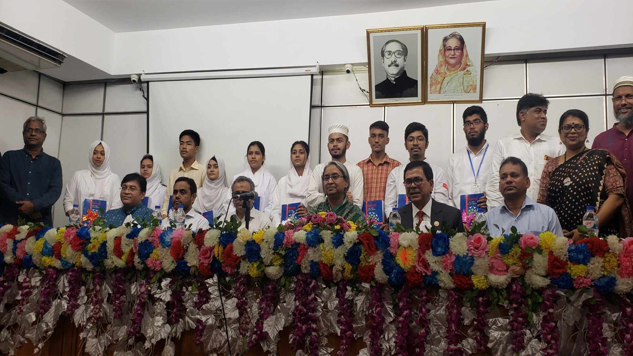২০২৩-২৪ শিক্ষাবর্ষের একাদশ ও দ্বাদশ শ্রেণির নতুন বই বাজারজাতকরণ কার্যক্রমের উদ্বোধন করেন শিক্ষামন্ত্রী ডা. দীপু মনি। ছবি : কালবেলা