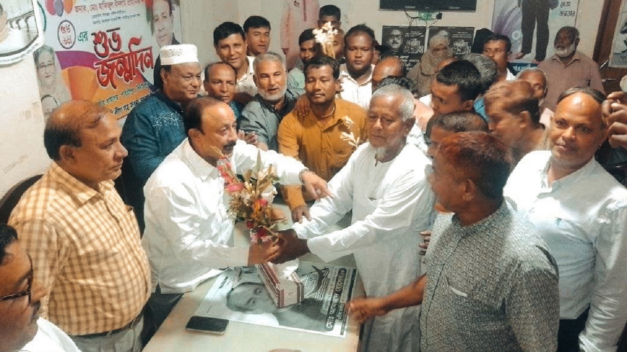 আ.লীগে যোগদানকৃতদের ফুলেল শুভেচ্ছা জানাচ্ছেন নেতাকর্মীরা। ছবি : কালবেলা