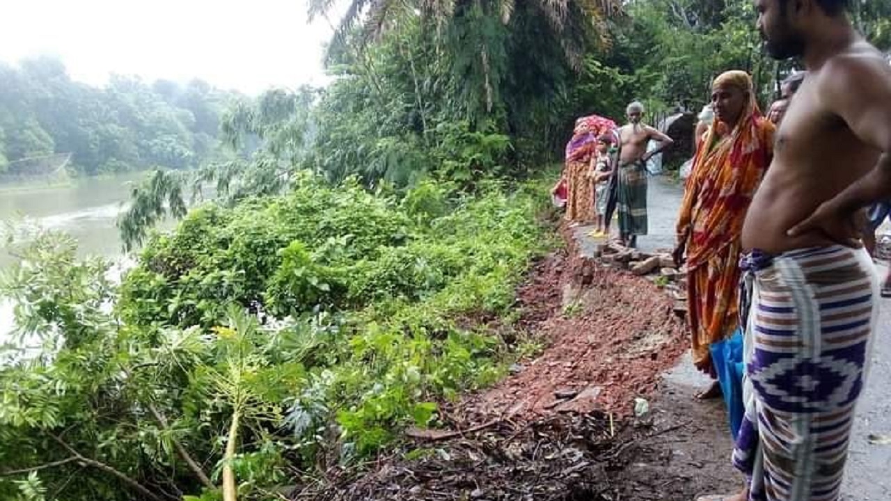 নাটোরের নলডাঙ্গা উপজেলার শ্যামনগর এলাকায় বারনই নদী। ছবি : কালবেলা
