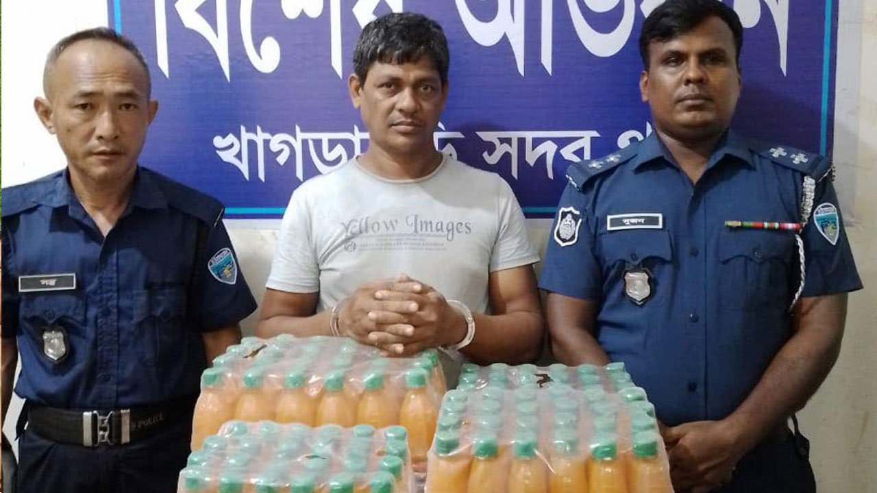 খাগড়াছড়ি সদর থানায় ভেজাল জুসসহ আসামি উজ্জল দে। ছবি : কালবেলা