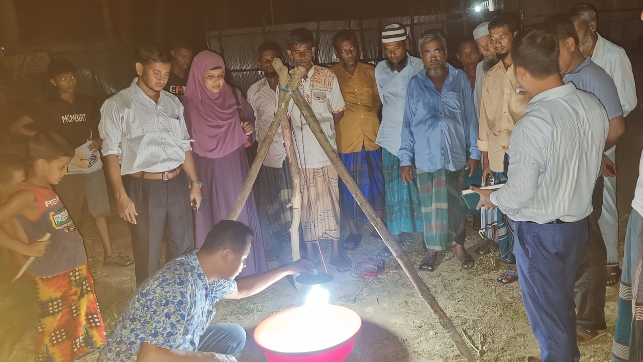 মাটিরাঙ্গায় আলোক ফাঁদ স্থাপন হাতেকলমে কৃষকদের শেখাচ্ছেন উপজেলা কৃষি অফিসের কর্মকর্তারা। ছবি : কালবেলা