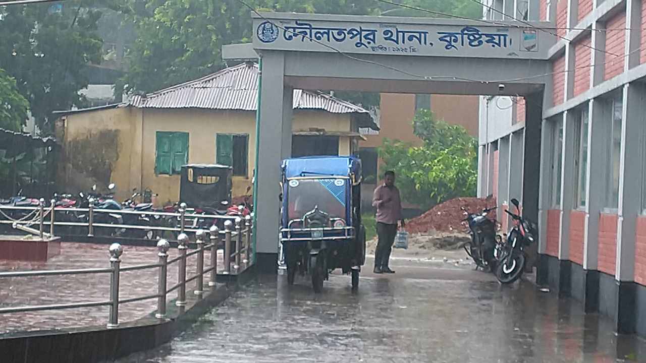 দৌলতপুর থানা। ফাইল ছবি