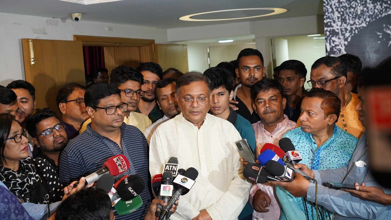 চট্টগ্রামে সাংবাদিকদের প্রশ্নের জবাব দিচ্ছেন তথ্যমন্ত্রী ড. হাছান মাহমুদ। ছবি : কালবেলা