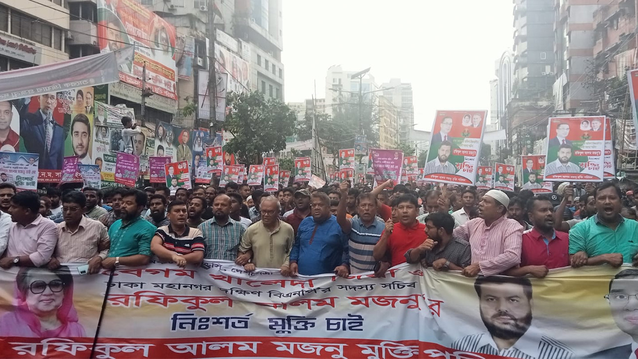 বৃহস্পতিবার নয়াপল্টন এলাকায় মিছিলে নেতৃত্ব দেন বিএনপির সিনিয়র যুগ্ম মহাসচিব রুহুল কবির রিজভী। ছবি : কালবেলা