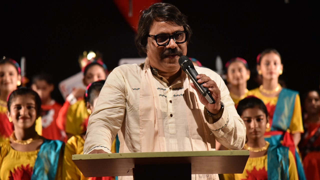অনুষ্ঠানে বক্তব্য দিচ্ছেন রবীন্দ্র বিশ্ববিদ্যালয়ের উপাচার্য শাহ্ আজম। ছবি : কালবেলা 