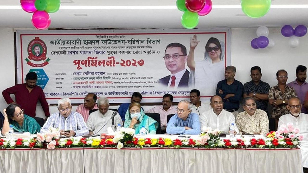 শুক্রবার জাতীয় প্রেস ক্লাবে জাতীয়তাবাদী ছাত্রদল ফাউন্ডেশন-বরিশাল বিভাগের অনুষ্ঠানে বিএনপি নেতারা। ছবি : সংগৃহীত