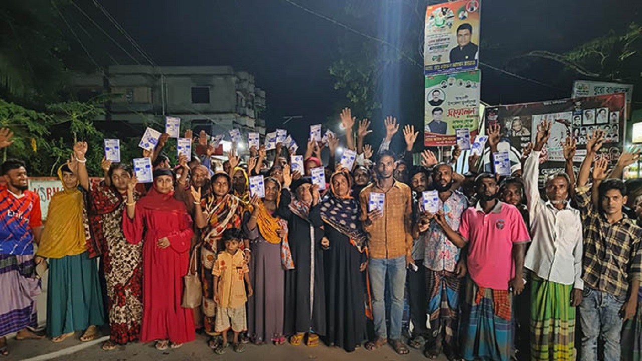 আমতলীতে প্রজাপতি সঞ্চয় ও ঋণদান সমবায় সমিতির অফিসের সামনে বিক্ষোভ করেন গ্রাহকরা। ছবি : কালবেলা