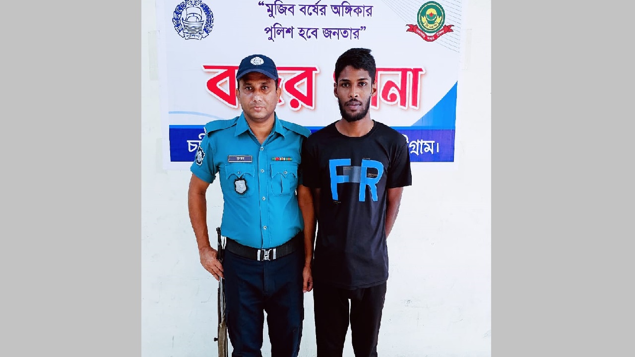 জাহাজের খালি কন্টেইনারের ভিতরে ঢুকে অবৈধভাবে যাত্রা করা লিটন মোল্লা। ছবি : কালবেলা