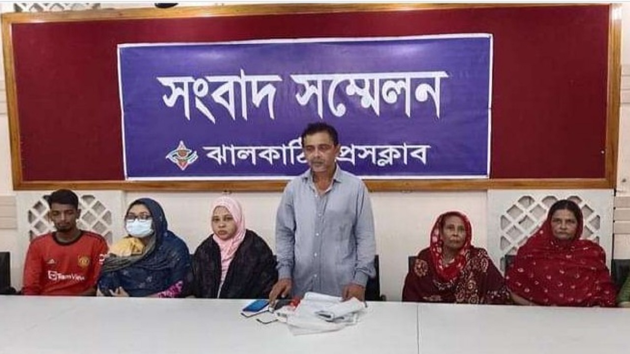ঝালকাঠি প্রেস ক্লাবের হলরুমে এই সংবাদ সম্মেলনে ভুক্তভোগীরা। ছবি : কালবেলা