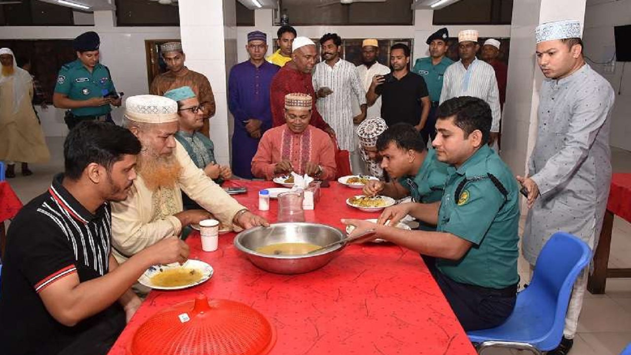 রাজারবাগে পুলিশ সদস্যদের সঙ্গে একই টেবিলে বসে দুপুরের খাবার খেলেন ডিএমপি কমিশনার হাবিবুর রহমান। ছবি : কালবেলা