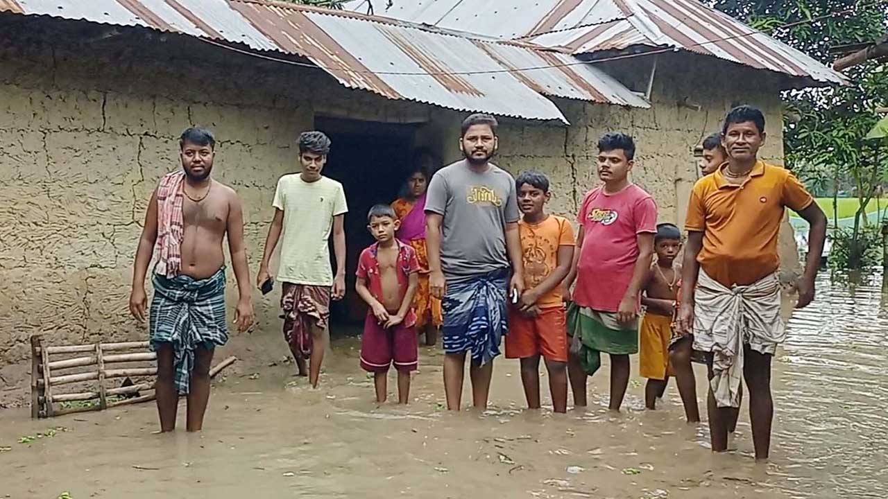 বগুড়ার নন্দীগ্রামে টানা বৃষ্টিতে পানিবন্দির মানুষ। ছবি : সংগৃহীত