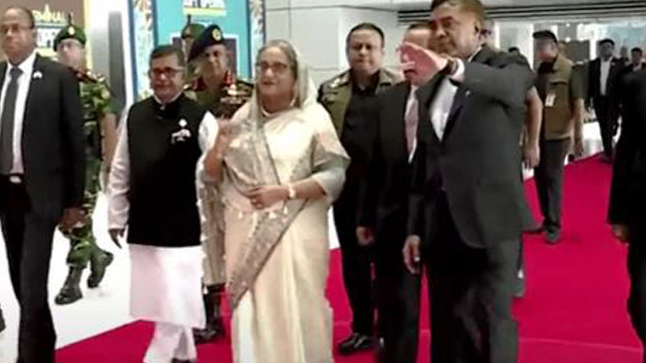 বিমানবন্দরের তৃতীয় টার্মিনাল উদ্বোধন করতে অনুষ্ঠানস্থলে এসেছেন প্রধানমন্ত্রী শেখ হাসিনা। ছেবি : সংগৃহীত 