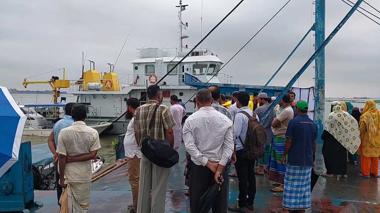 মুন্সীগঞ্জে ট্রলারডুবির ঘটনায় এক নারীর মরদেহ উদ্ধার করছেন ফায়ার সার্ভিসের সদস্যরা। ছবি : কালবেলা