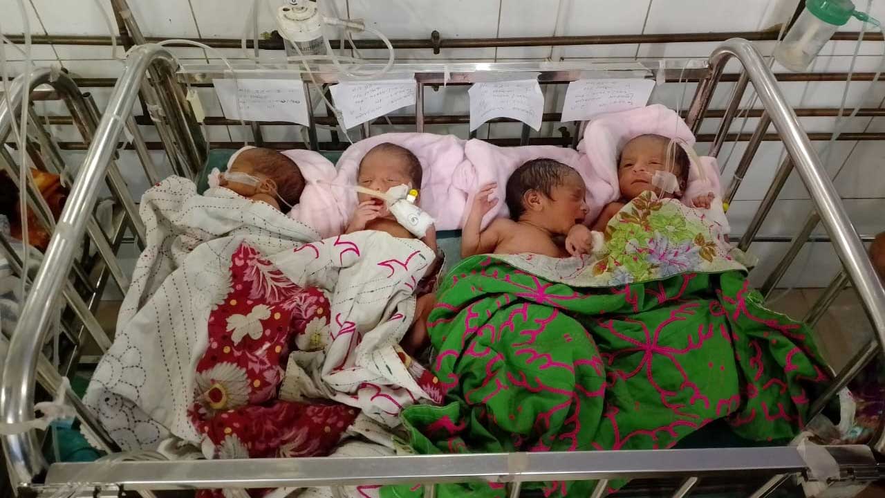 একসঙ্গে জন্ম নেওয়া চার শিশুকে নিউনেটাল ওয়ার্ডে বিশেষজ্ঞ চিকিৎসকের তত্ত্বাবধানে রাখা হয়েছে। ছবি : কালবেলা