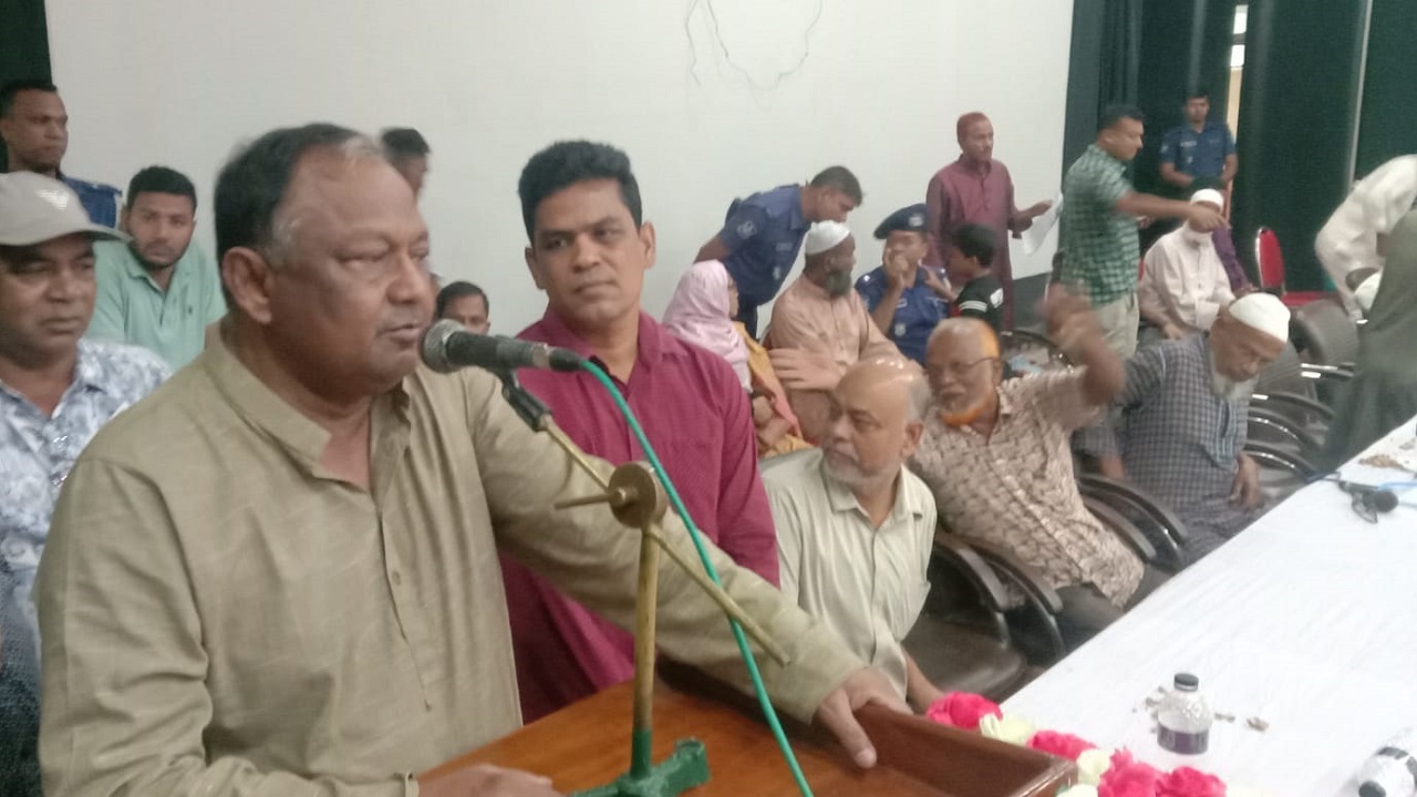 রংপুরের পীরগাছায় মতবিনিময় সভায় বক্তব্য দিচ্ছেন বাণিজ্যমন্ত্রী টিপু মুনশি। ছবি : কালবেলা