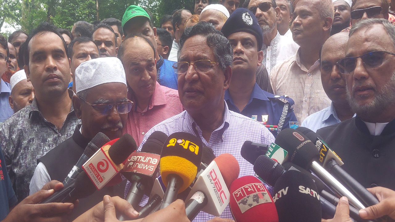 টাঙ্গাইলে সাংবাদিকদের প্রশ্নের জবাব দিচ্ছেন কৃষিমন্ত্রী। ছবি : সংগৃহীত
