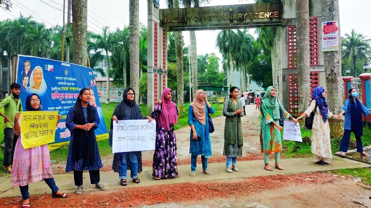 উপাচার্যের বাসভবনের সামনের রাস্তা অবরোধ করে আন্দোলন করছেন বাকৃবি ছাত্রীরা। ছবি : কালবেলা