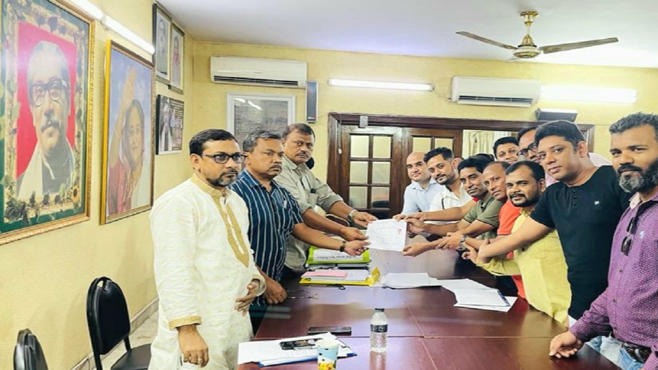 আওয়ামী লীগ কার্যালয়ে মনোনয়নপত্র জমা দিচ্ছেন ডা. আশীষ কুমার চক্রবর্তী। ছবি : সংগৃহীত