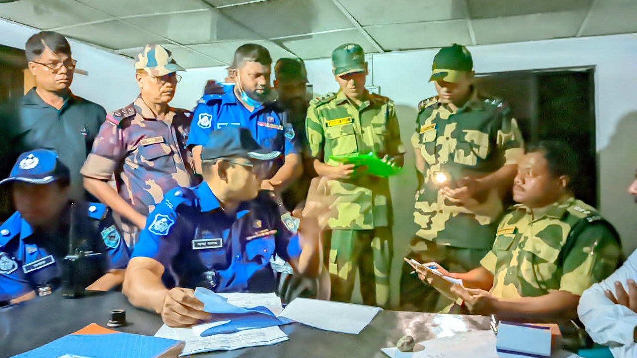 পতাকা বৈঠক শেষে বিএসএফের কাছে লাশ হস্তান্তর করা হচ্ছে। ছবি : কালবেলা