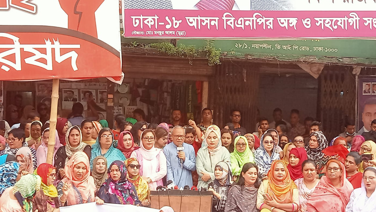 জাতীয়তাবাদী মহিলা দলের বিক্ষোভ মিছিলপূর্ব সমাবেশে বক্তব্য দেন রুহুল কবির রিজভী। ছবি : কালবেলা