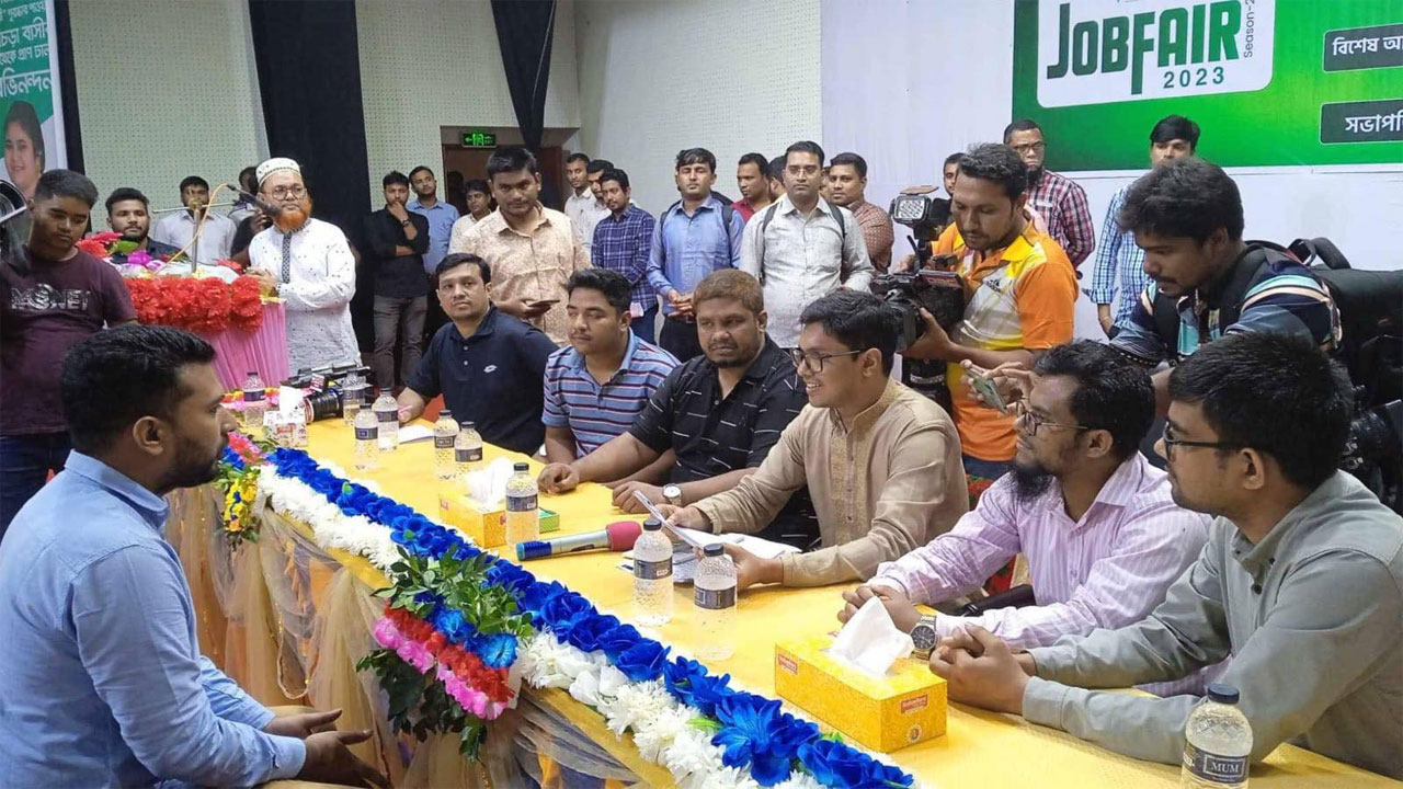 রংপুরের গঙ্গাচড়ায় স্টেডফাস্ট কুরিয়ার সার্ভিস প্রতিষ্ঠানের চাকরি মেলা হয়। ছবি : কালবেলা