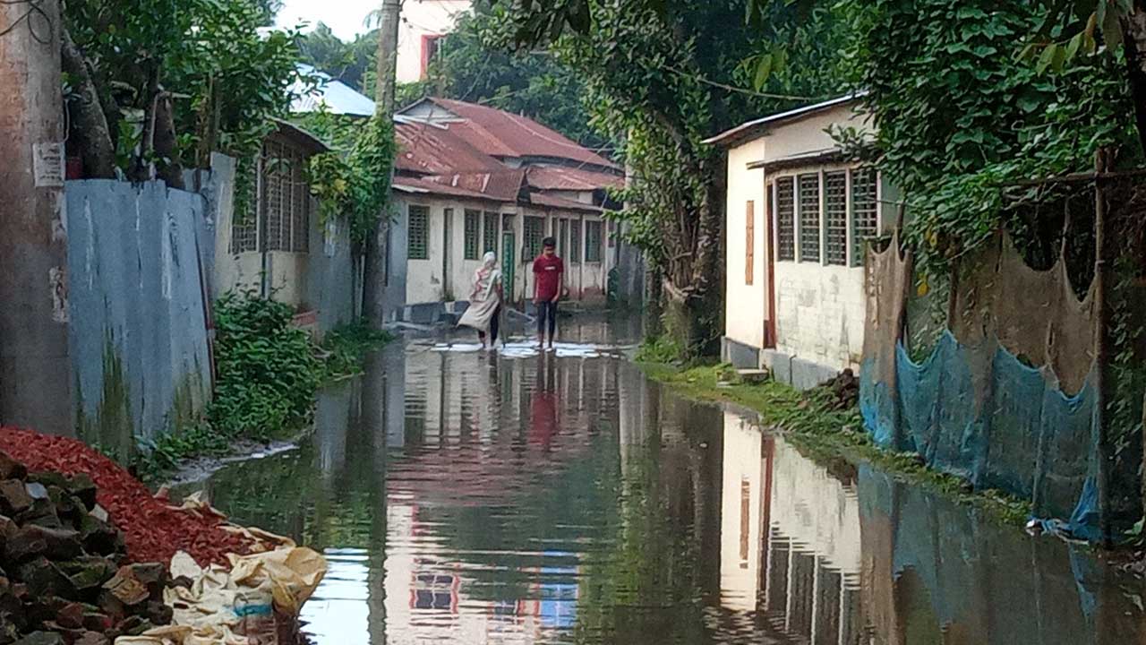 টানা বর্ষণে জামালপুরের সরিষাবাড়িতে জলাবদ্ধতা সৃষ্টি হয়েছে। ছবি : কালবেলা
