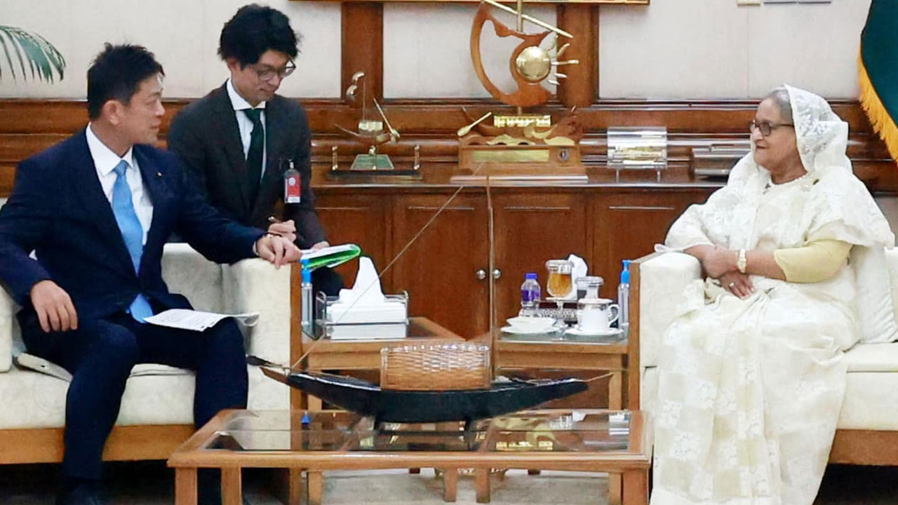 প্রধানমন্ত্রী শেখ হাসিনার সঙ্গে জাপানের পররাষ্ট্রবিষয়ক সংসদীয় উপমন্ত্রী কোমুরা মাসাহিরো। ছবি : সংগৃহীত