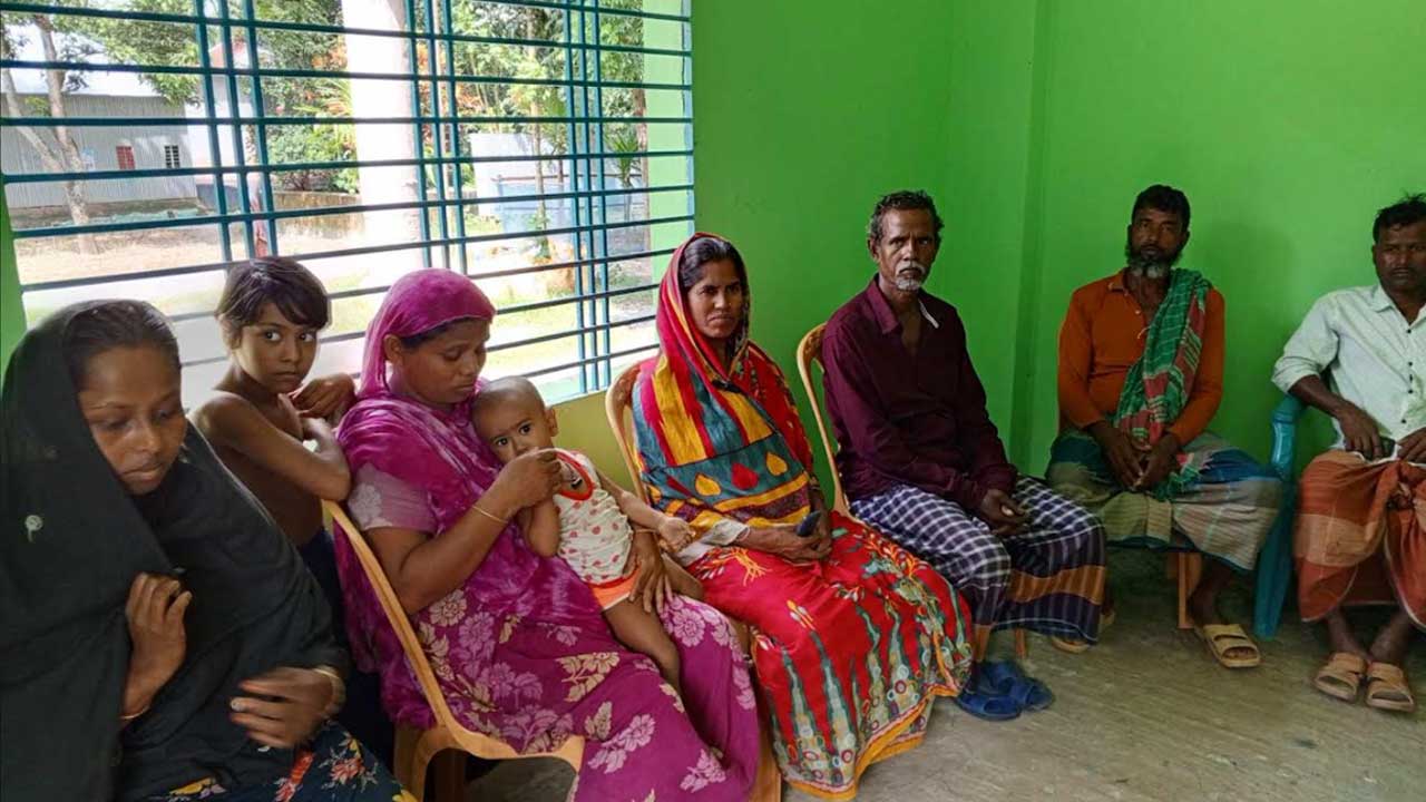 মানব পাচারকারীর খপ্পরে পড়া যুবকদের স্বজন। ছবি : সংগৃহীত