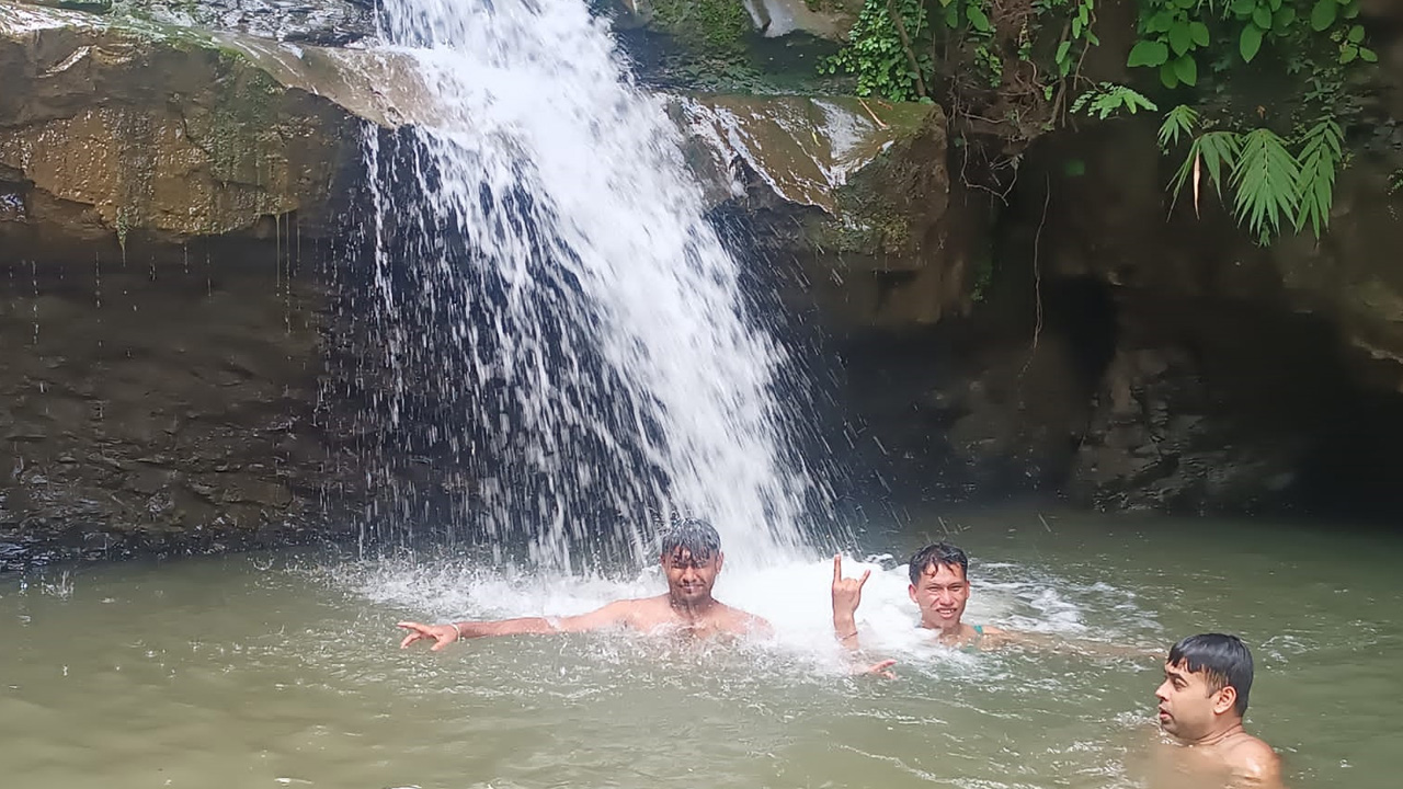 ফকির মুরং ঝরনা। ছবি : কালবেলা