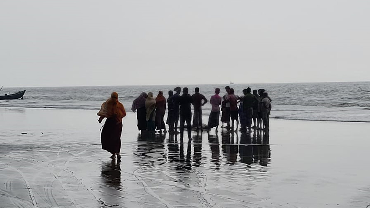 মরদেহ ঘিরে উৎসুক মানুষের ভিড়। ছবি : কালবেলা