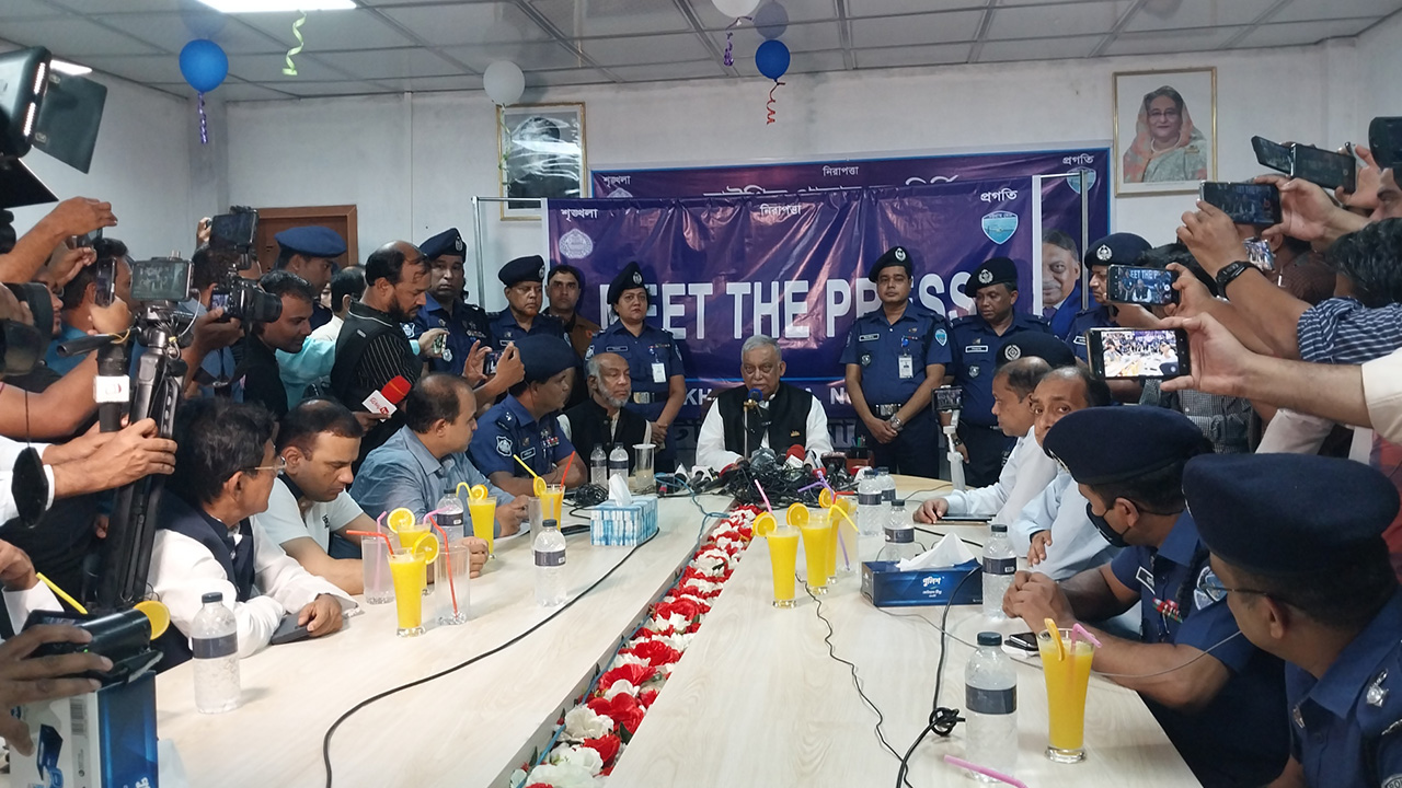 নোয়াখালীর চাটখিল থানায় পুলিশের জন্য নবনির্মিত ফোর্স ব্যারাক ও কনফারেন্স হলের উদ্বোধনী অনুষ্ঠান শেষে সাংবাদিকদের সঙ্গে কথা বলছেন স্বরাষ্ট্রমন্ত্রী। ছবি : কালবেলা