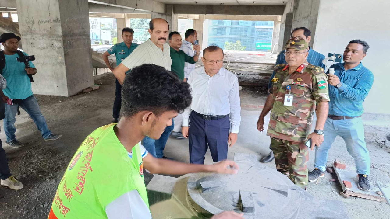 বাড্ডা লিংক রোড এলাকায় ঢাকা উত্তর সিটি করপোরেশনের চলমান ডেঙ্গুবিরোধী অভিযানে ঝটিকা পরিদর্শনে যান মো. তাজুল ইসলাম। ছবি : কালবেলা