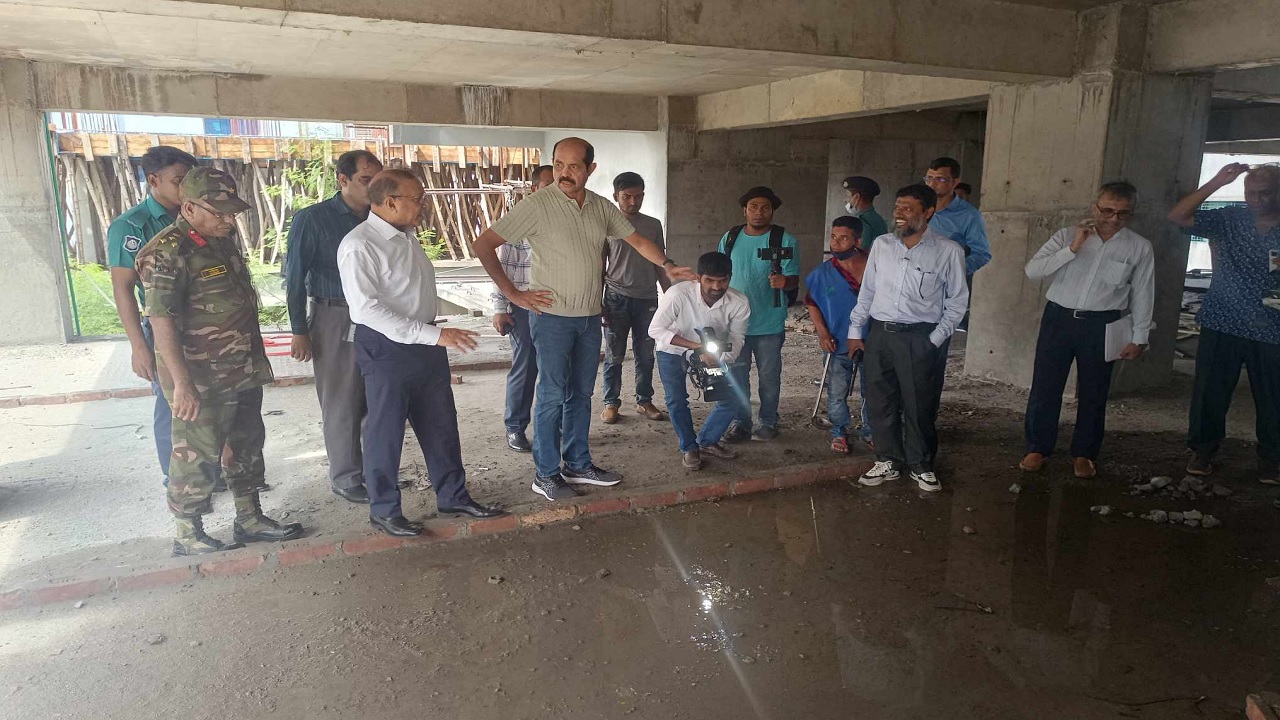 বাড্ডা লিংক রোড ও নতুন বাজার এলাকায় ডিএনসিসির চলমান ডেঙ্গুবিরোধী অভিযানে গিয়ে কথা বলেন মেয়র মো. আতিকুল ইসলাম। ছবি : কালবেলা